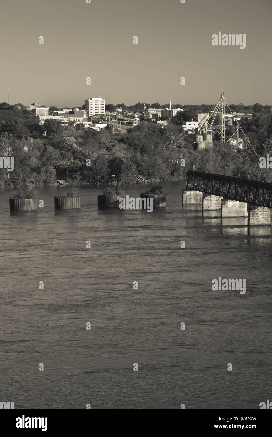 USA, Alabama, Muscle Shoals Area, Florence, town view and railroad