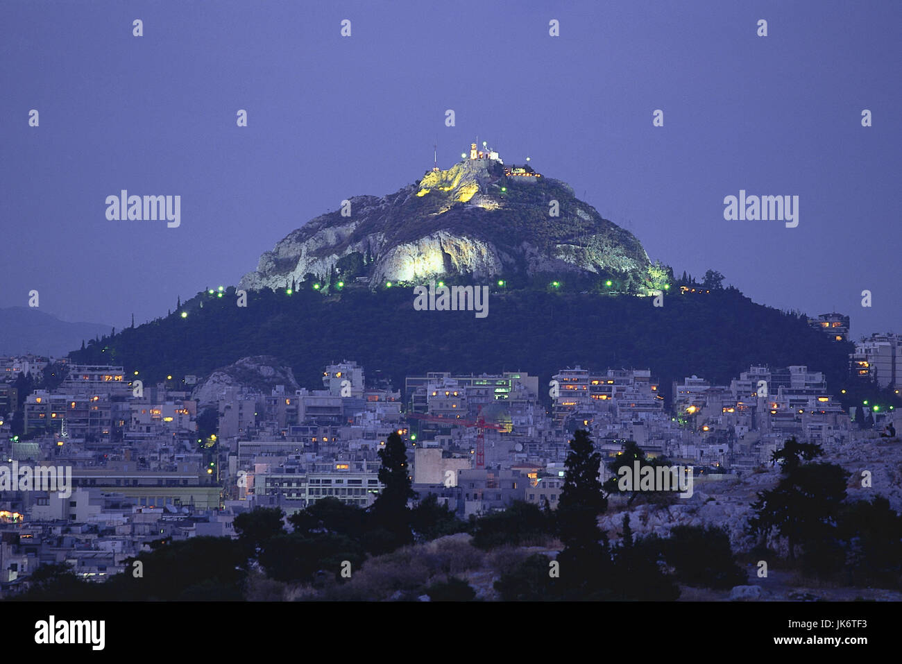 Griechenland, Region Attika, Athen,  Stadtübersicht, Altstadt 'Plaka', Kalksteinfels 'Lykavittos', Abend Athenae, Athenai, Athina, Athinia, Athinä, Hauptstadt, Berg, Hügel, Likavittos, Lykabettos, Likavitos, Kapelle, Gipfelkapelle 'Heiliger Georg', beleuchtet, Nacht Stock Photo