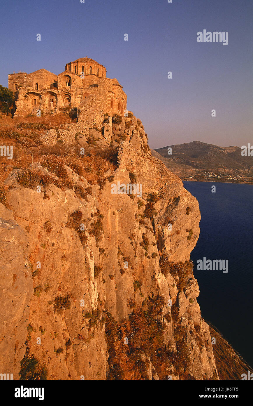 Griechenland, Peloponnes, Region  Lakonien, Monemvasia, Felsplateau Kirche Agia Sofia, Meer Mittelmeer, Peloponnesos, Halbinsel, Laconia, Monemvassia, Steilküste, Felsküste, Agia-Sofia-Kirche, Gotteshaus, Bauwerk, historisch, Morgenlicht Stock Photo