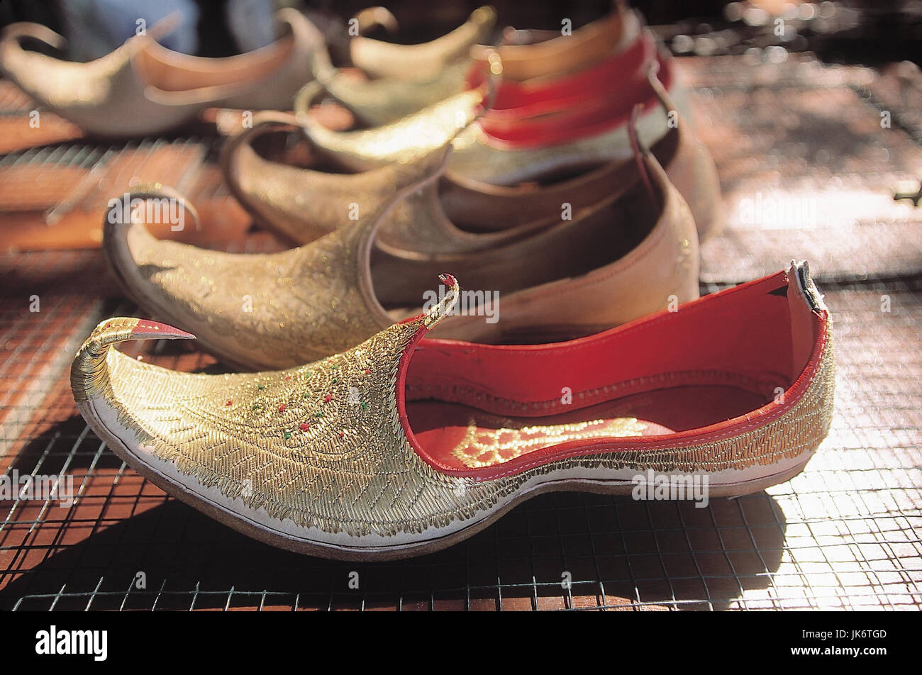 Vereinigte Arabische Emirate,  Dubai, Verkauf, Schnabelschuhe  VAE, UAE, Einkaufszentrum, Kaufhaus, 'Bur Dubai', 'Bur Juman', Schuhe, Tradition, traditionell, Handwerk, Wirtschaft Stock Photo