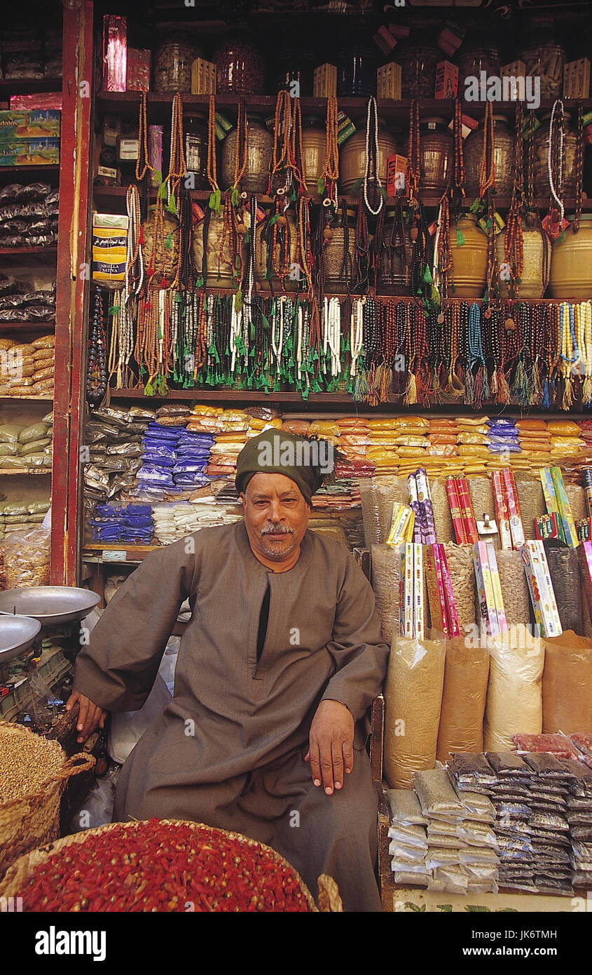 Ägypten, Assuan, Markt, Mann,  Verkauf, Gewürze  Souk, Suk, Gewürzmarkt, Verkäufer, Senior, Ägypter, Wirtschaft, Handel Stock Photo