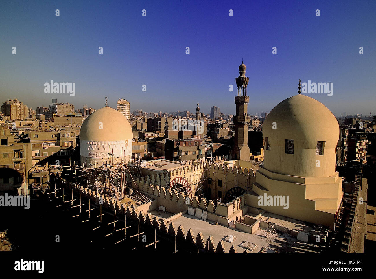 Ägypten, Kairo, Stadtansicht,   Ibn-Tulun-Moschee, Abendlicht  Stadtübersicht, Moschee, Bauwerk, Sehenswürdigkeit, Baustelle, Bauarbeiten Stock Photo
