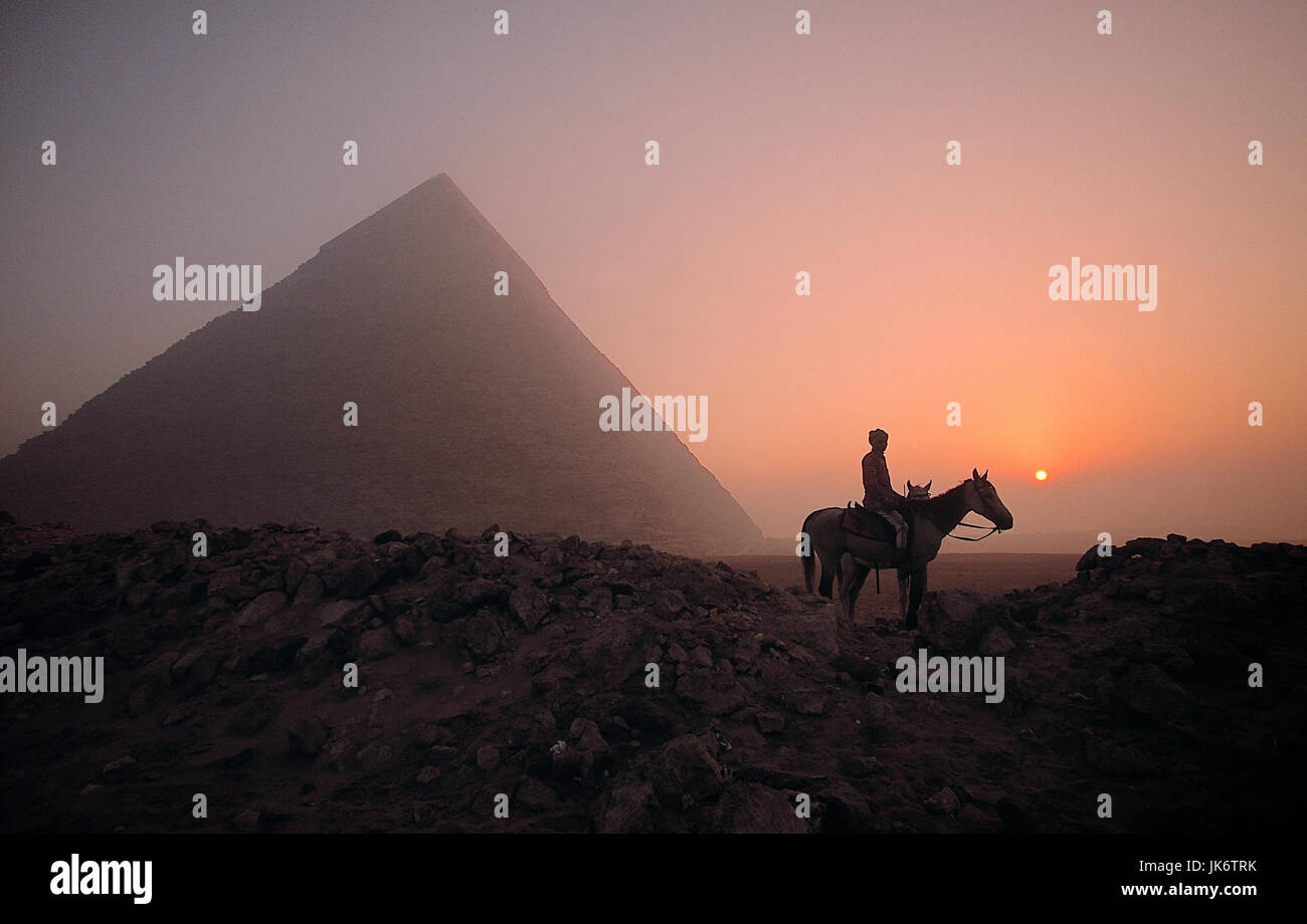 Ägypten, Giseh, Pyramiden, Reiter, Sonnenuntergang  nahe Kairo, Sehenswürdigkeit, Bauwerk, Mann, Pferd, Beduine, außen, Stock Photo