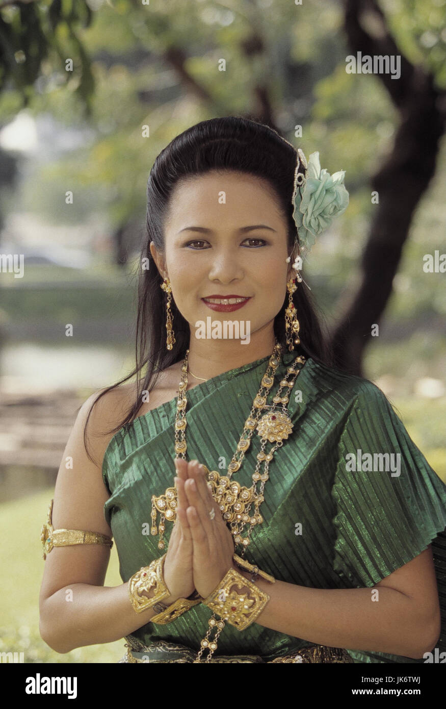 Thailand, Bangkok, Frau, lächeln, Halbporträt no model release Asien, Dusit Palast, Thailänderin, Einheimische, Folklore, Folklorekleidung, Schmuck, Goldschmuck, schön, Schönheit, Tradition, zufrieden, Zufriedenheit, glücklich, außen Stock Photo