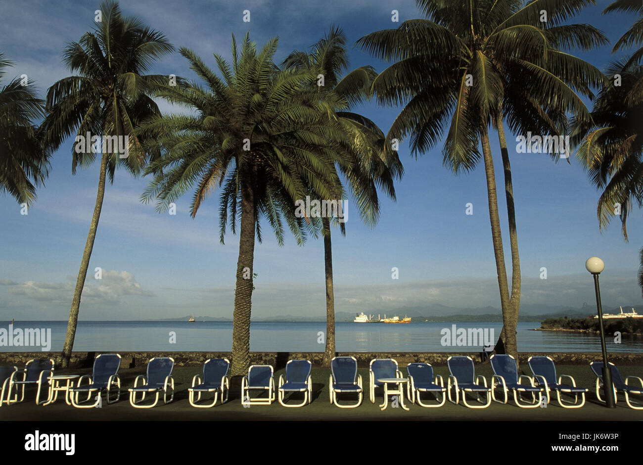 Fidschi Inseln, Viti Levu, Suva, Hotelstrand, Blick, Meer Südsee, Insel, Strand, Liegewiese, Liegestühle, Tourismus, Fremdenverkehr, Traumurlaub, Badeurlaub, Sommerurlaub, Hafenbecken, Schiffe, Hintergrund Stock Photo