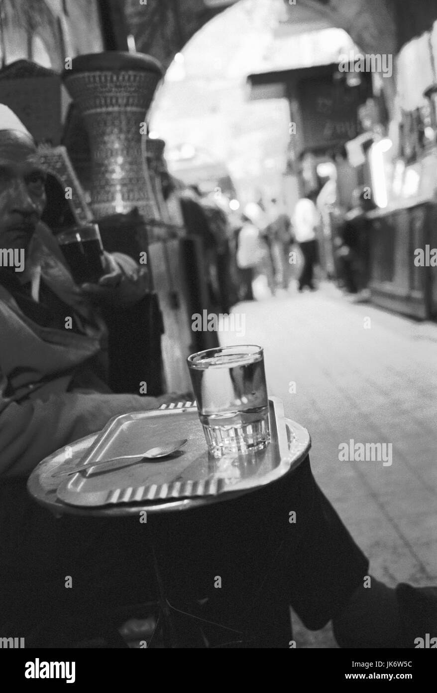 Ägypten, Nildelta, Kairo, Innenstadt, Alter Markt, Coffee Shop, Rentner, Wasserglas, s/w, no model release außen, Afrika, Orient, Cairo, Misr el-Kahira, Stadt, Hauptstadt, Gasse, Geschäfte, Cafe, Lokal, Mann, alt, sitzen, Senior, Getränke, Löffel, Tablett Stock Photo