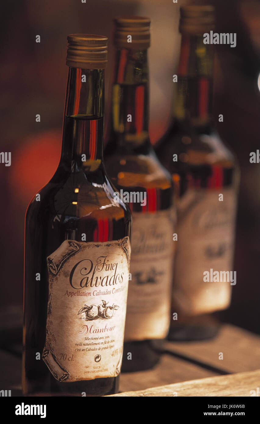 Frankreich, Normandie, Honfleur, Verkauf, Spirituosen, "Calvados"  Europa, Departement Calvados, Flaschen, Glasflaschen,  Alkohol, Getränke, alkoholisch, Apfelbranntwein, Sachaufnahme, still life Stock Photo