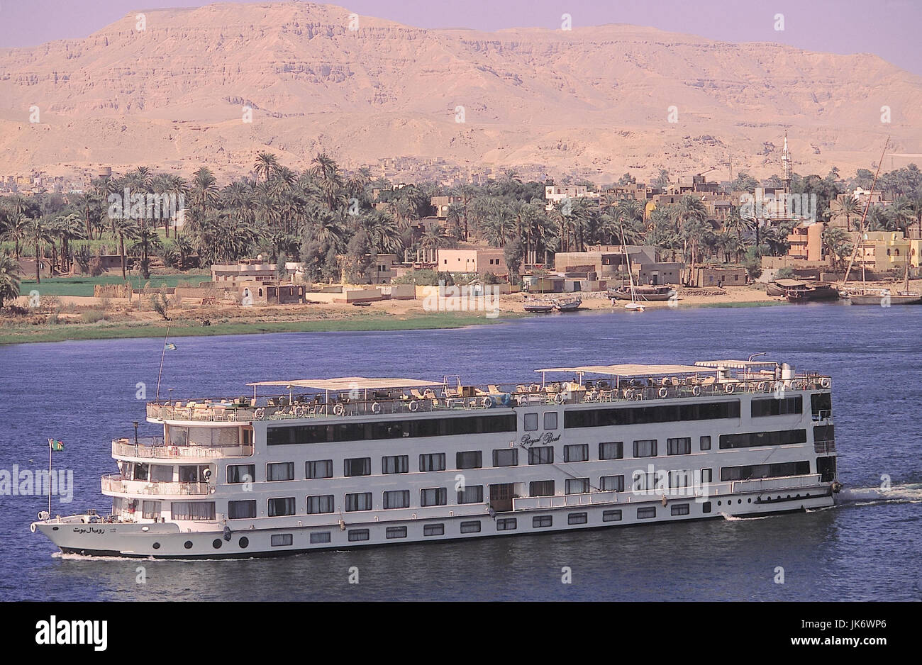 Ägypten, Luxor, West Bank Hills, Nil, Schiff  Fluss, Passagierschiff, Ausflugsschiff, Tourismus,  Gebirge, Berglandschaft Stock Photo