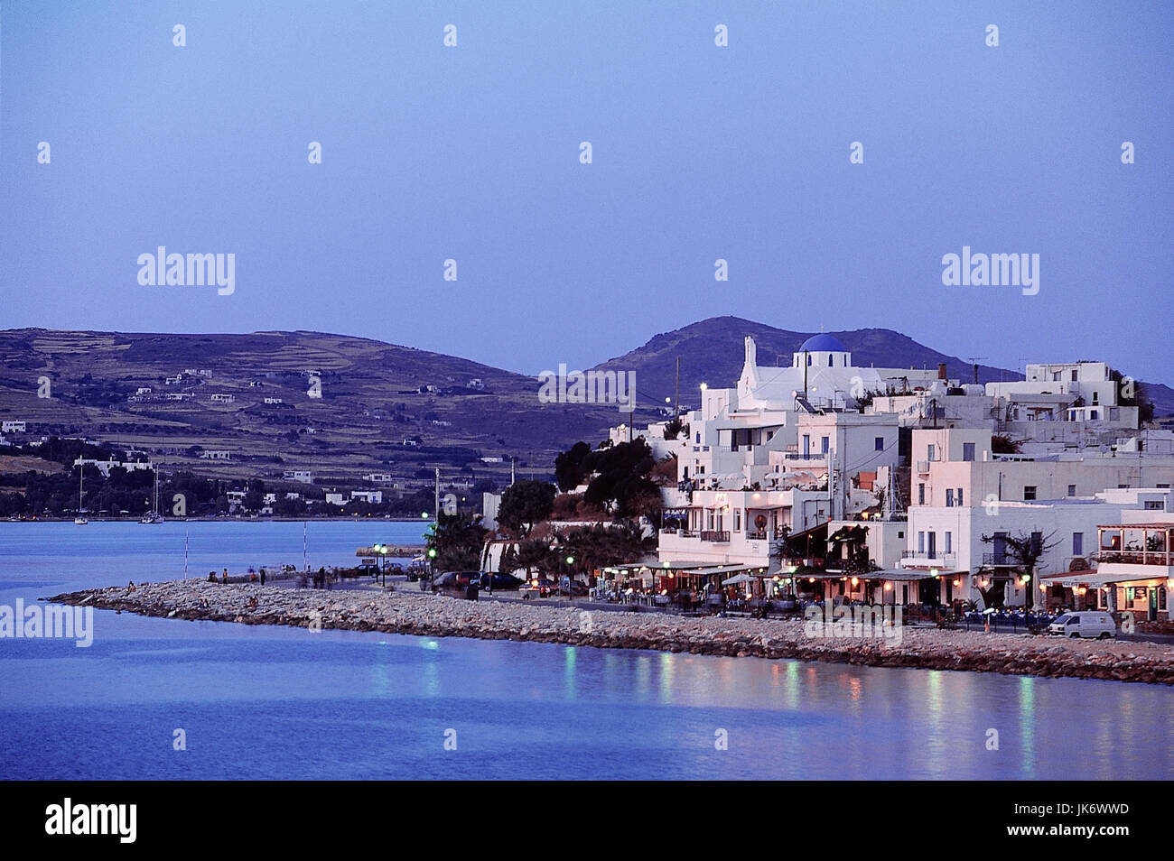 Griechenland, Kykladen, Insel Paros, Paros-Stadt, Ortsansicht, Hafen, Abend  Mittelmeer, südliche Ägäis, Cyclades, Kyklades, Nordwestküste, Parikia, Uferpromenade, Straßencafes, Urlaub Stock Photo