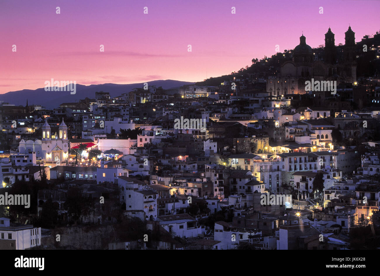 Mexiko, Guerrero, Taxco, Stadtansicht, Kirche 'Santa Prisca y San Sebastián', Abendstimmung Mittelamerika, Basilika, Santa-Prisca-Kirche, Bauwerk, Gebäude, Sehenswürdigkeit, Architektur, Baustil, Barock, Barockkirche, Zwillingstürme, Kirchtürme, Plaza de la Borda, Abend, Abendrot Stock Photo