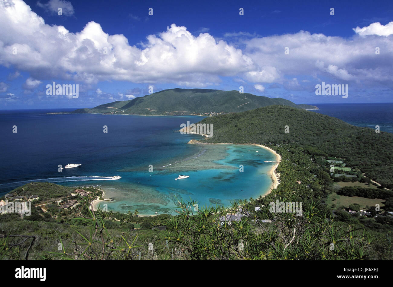 Karibik, British Virgin Islands, Virgin  Gorda, Little Dix Bay, Küstenlandschaft,  Meer, Bucht, Übersicht Mittelamerika, Westindische Inseln, Kleine Antillen, Britische Jungferninseln, Karibisches Meer, Atlantik, Atlantischer Ozean, Küste, Atlantikküste, Weite, Ferne, Aussicht, Ausblick, Himmel, Wolken Stock Photo