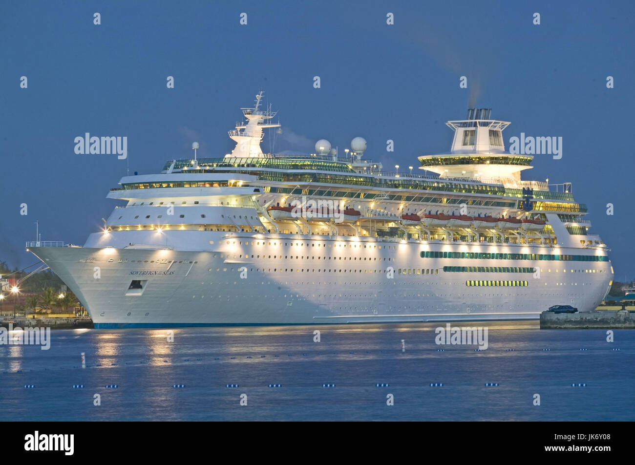 Nassau, Hafen, Kreuzfahrtschiff, abends Stock Photo