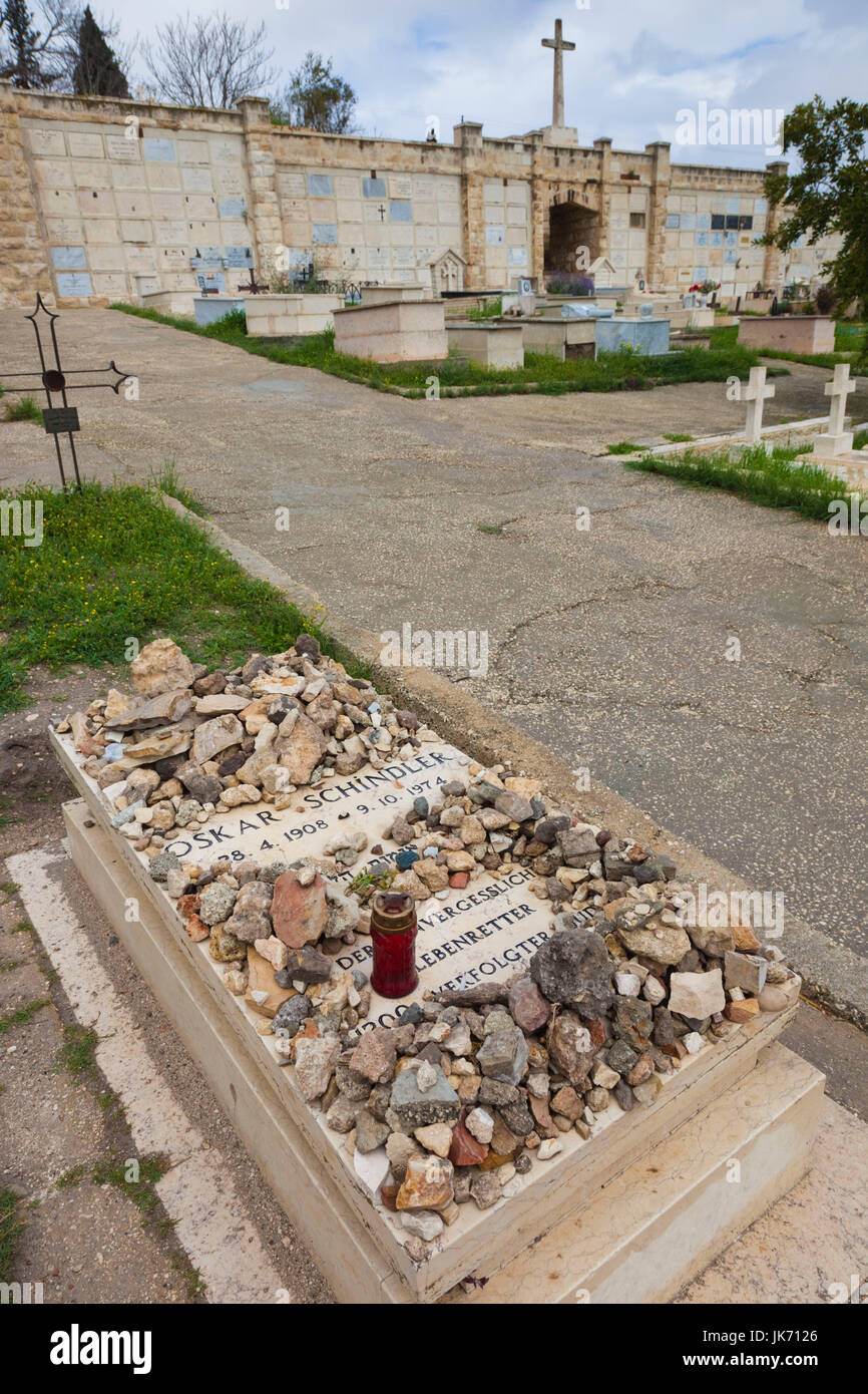 Israel, Jerusalem, Old City, Mt. Zion, gravesite of Oskar Schindler, Christian businessman who savd the lives of Jews during the Holocaust, 1939-1945 Stock Photo