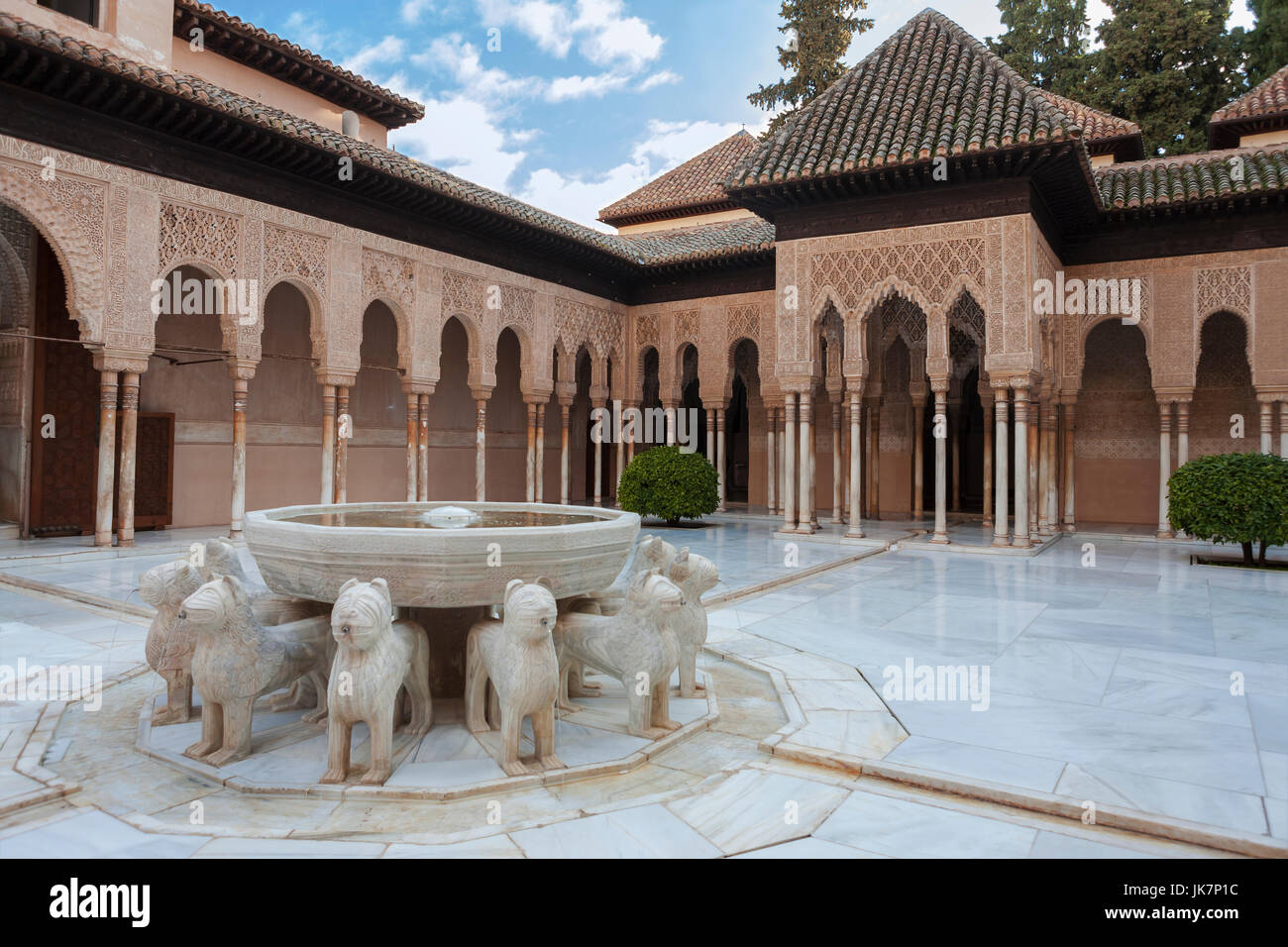 Patio de los Leones (Court of the Lions), Palacios Nazaríes, La Alhambra,  Granada, Spain: the eponymous fountain in the foreground Stock Photo - Alamy
