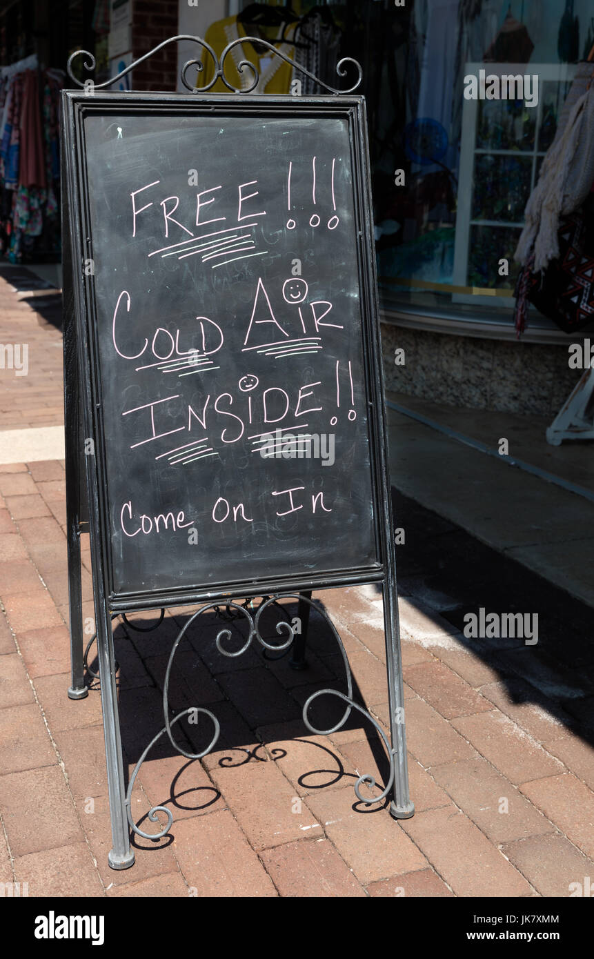 Free Cold Air signboard beckons visitors to enter store for relief from sweltering weather Stock Photo