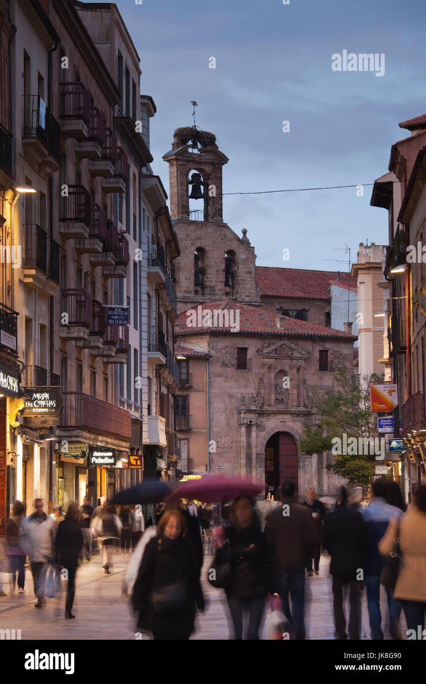Spain, Castilla y Leon Region, Salamanca Province, Salamanca, pedestrians on the Rua Mayor, evening Stock Photo