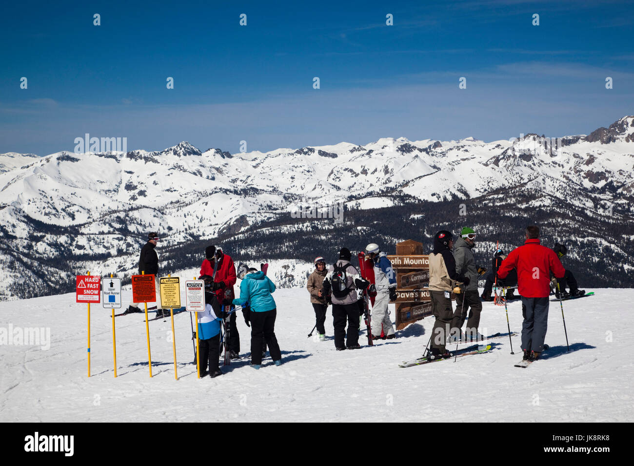 USA, California, Eastern Sierra Nevada Area, Mammoth Lakes, Mammoth Mountain Ski Area, skiers at Top of the Sierra, NR Stock Photo