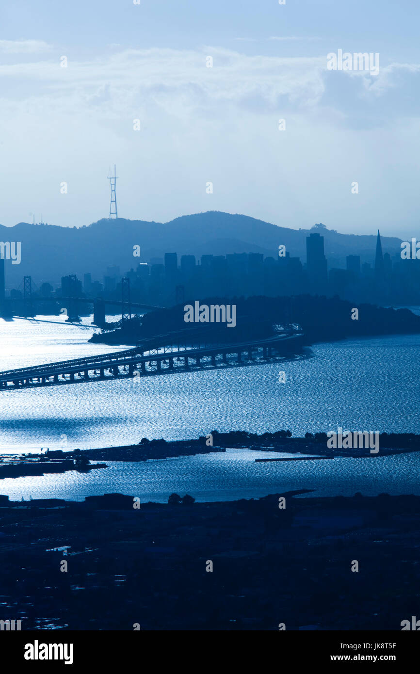 USA, California, San Francisco, elevated city view and Bay Bridge from Grizzly Peak, Berkeley, CA Stock Photo