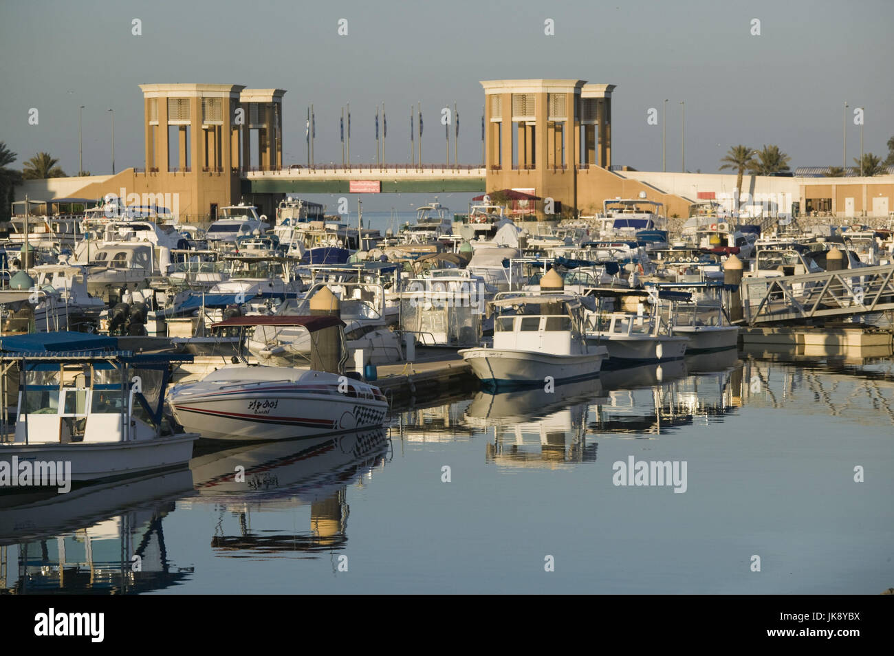 Kuwait, Kuwait Stadt, Sharq Souk Marina, Hafenansicht, Motorboote, Stock Photo