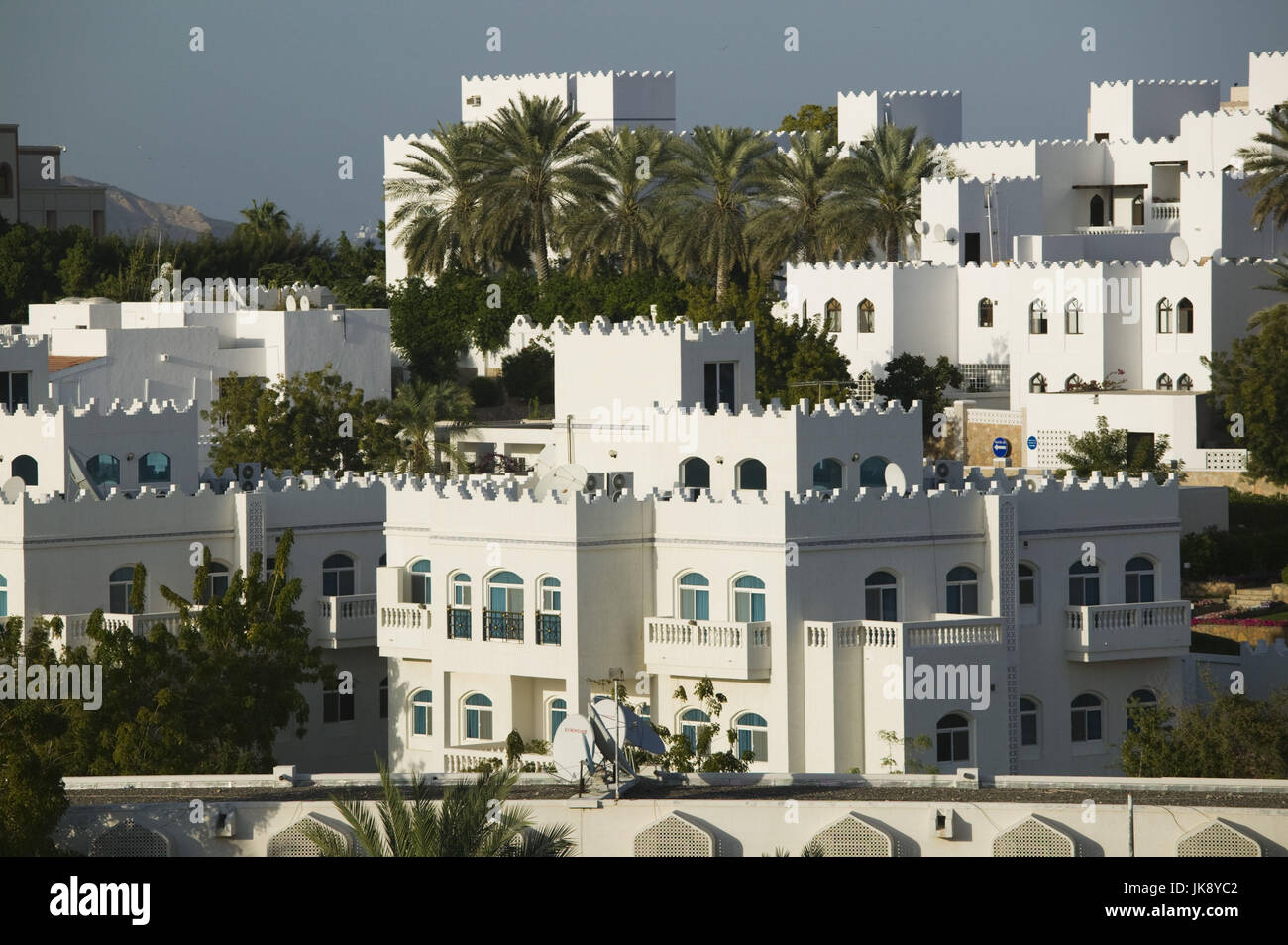 Oman, Maskat, Qurm, Wohnhäuser, Palmen, Stock Photo