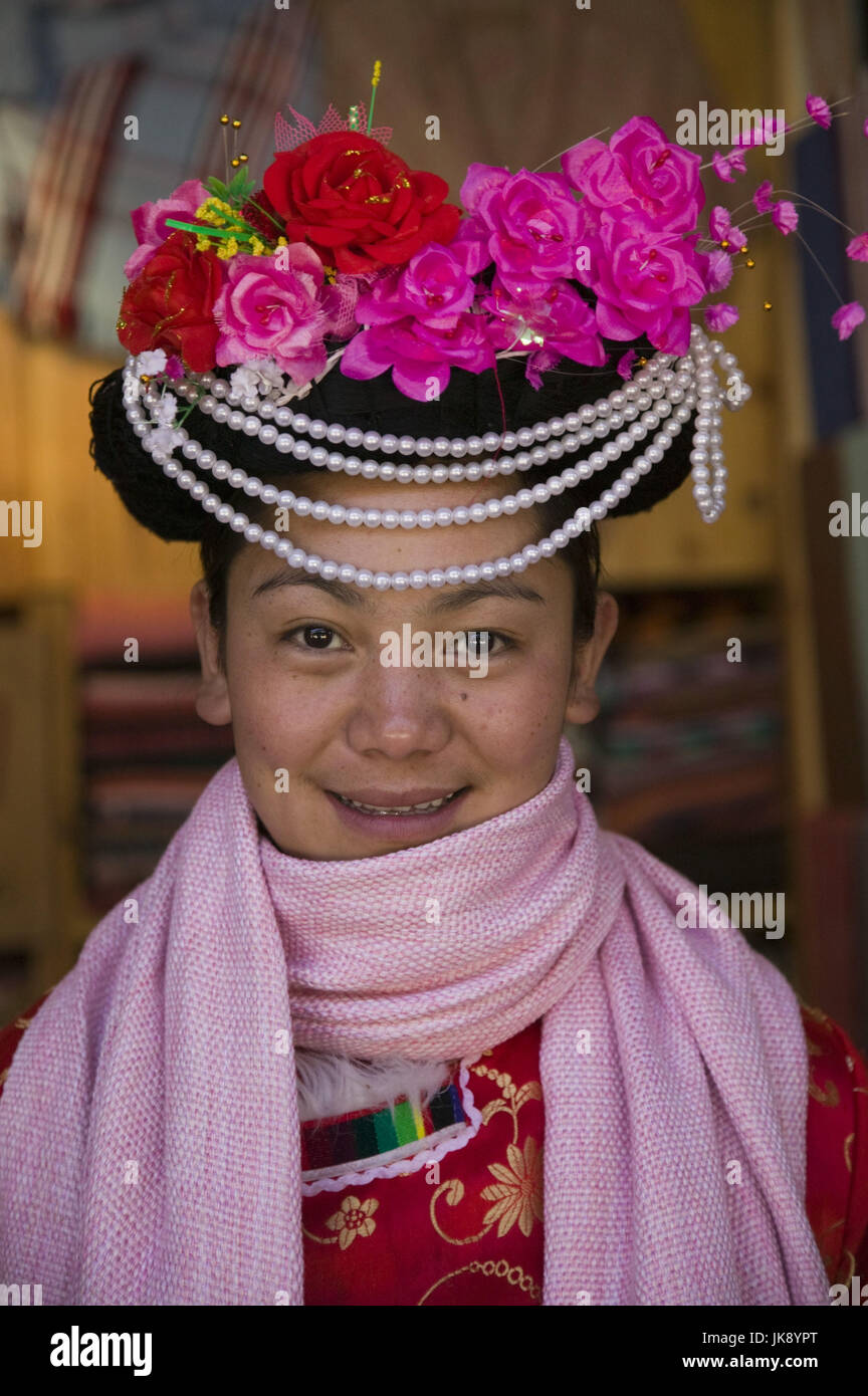 China, Provinz Yunnan, Lijiang, Frau, jung, Naxi-Volk, Kleidung, Kopfschmuck, traditionell, Porträt, Stock Photo