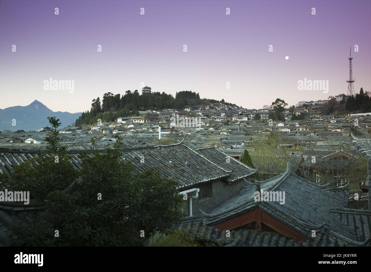 China, Provinz Yunnan, Lijiang, Altstadt, Häuser, Dächer, Shizi Shan, Tempel, Dämmerung, Stock Photo