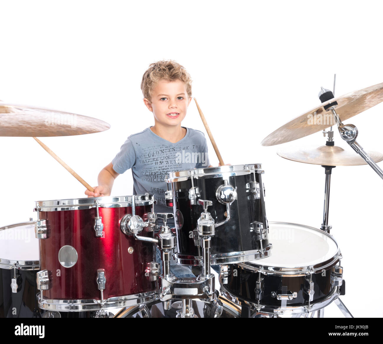 ребенок барабанщик. ребенок барабанщик. дети музыканты. мальчик с барабаном. детские барабаны.