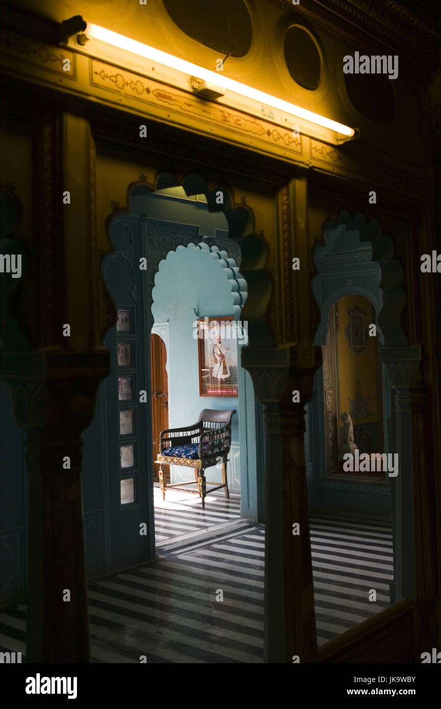 Indien, Rajasthan, Udaipur, Stadtpalast, Maharaja's Schlafzimmer, Detail, Asien, Südasien, Reiseziel, Sehenswürdigkeit, innen, Innenaufnahme, Gebäude, Palast, Zimmer, Raum, Schlafzimmer, Rundbogen, Sessel, Stuhl, menschenleer, Licht, Beleuchtung, Stock Photo