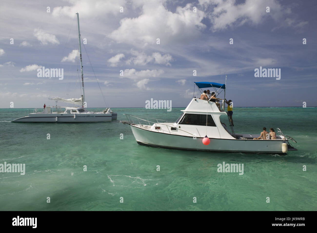 Cayman Islands, Grand Cayman,  Rum Point, Meer, Boote, Touristen,   ABC-Inseln, Kleine Antillen, Niederländische Antillen, Karibik, Insel, Karibikinsel, Kaimaninseln, Wasser, Bucht, Menschen, Motorboot, Yacht, Segelyacht, Ausflug, Unternehmung, Entspannung, Erholung, Luxus, Urlaub, Reise, Tourismus, Stock Photo