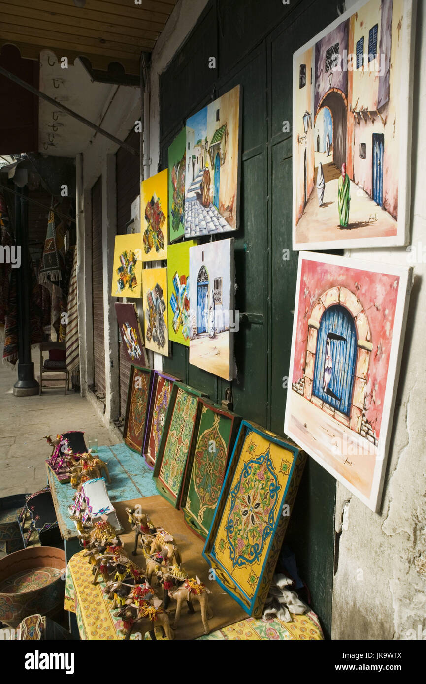 Marokko, Rabat, Medina, Rue des Consuls,  Verkauf, Souvenirs,   Stadt, Reiseziel, Geschäft, Kunsthandwerk, Handwerkskunst, Gemälde, Tabletts, bemalt, Ornamente, bunt, unterschiedlich, Figuren, Kamele, arabisch, marokkanisch, außen, menschenleer, Stock Photo