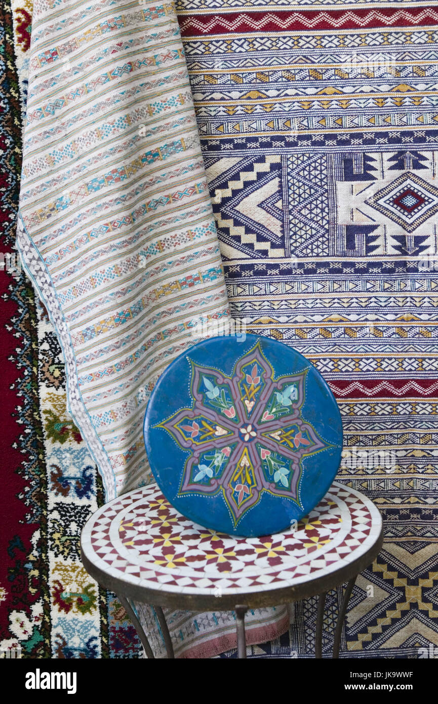 Marokko, Rabat, Kunsthandwerk, Detail,    Souvenirs, Souvenirverkauf, Verkauf, Tisch, Tischchen, Beistelltisch, Tablett, Ornamente, Muster, landestypisch, typisch, marokkanisch, arabisch, Decke, gewebt, Teppich, still life, Stock Photo