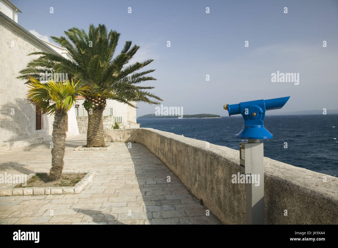 Kroatien, Kvarner-Bucht, Insel Rab, Stadt Rab, Ufer, Aussichtspunkt, Fernrohr, Palmen, Stock Photo