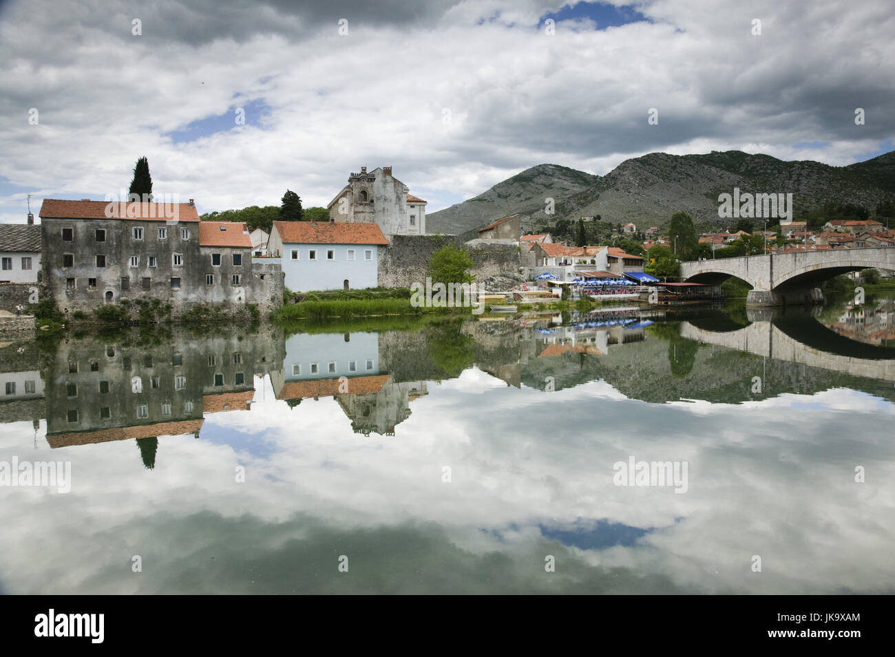 Bosnien-Herzegowina, Republika Srpska, Trebinje, Stadtansicht, Brücke, Fluss Trebisnjica, Spiegelung, Wasseroberfläche, Stock Photo