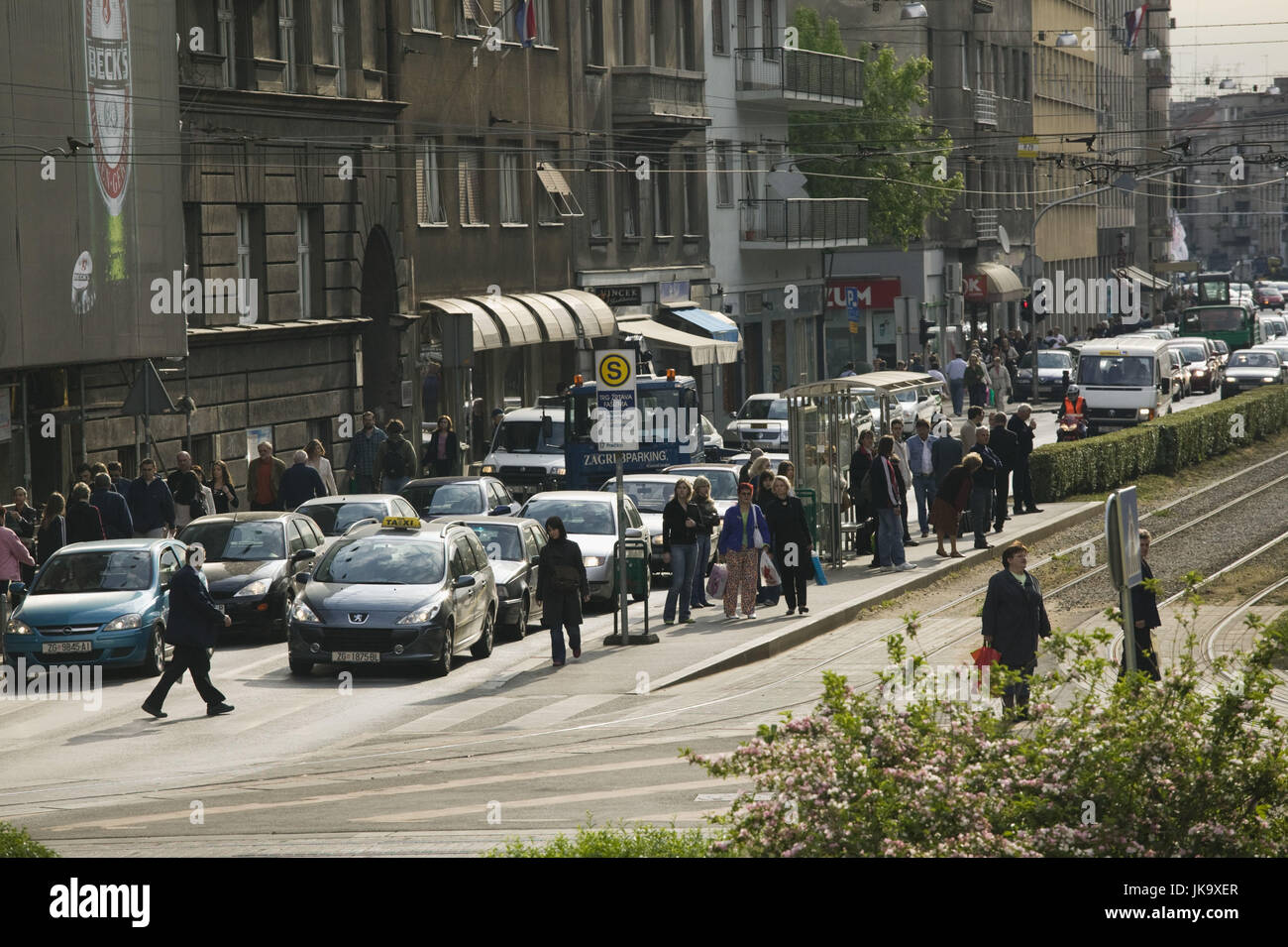 Kroatien, Zagreb, Platz der Helden Kroatiens, Straßenszene, Rush Hour, Stock Photo