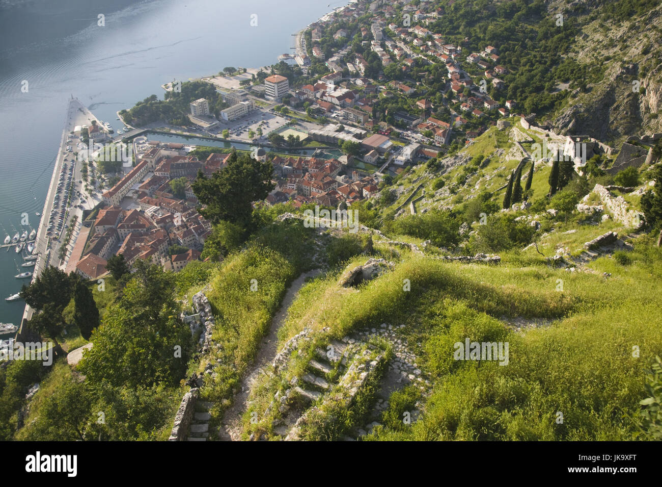 Montenegro, Kotor, Stadtübersicht Berghang, Weg, Aufstieg, Mauern, Befestigungsanlage, Überreste, Stock Photo