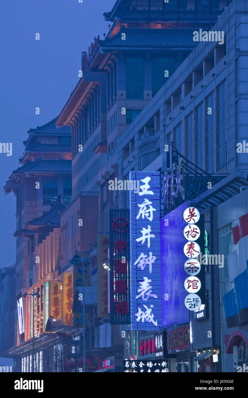 China, Peking, Wangfujing Dajie,  Einkaufsstraße, Geschäfte, Neonreklamen, Dämmerung,  Asien, Ostasien, Stadt, Straße, Geschäfte, Läden, Leuchtreklamen, Menschen, Urbanität, Wirtschaft, Einzelhandel, Abend, außen, Stock Photo