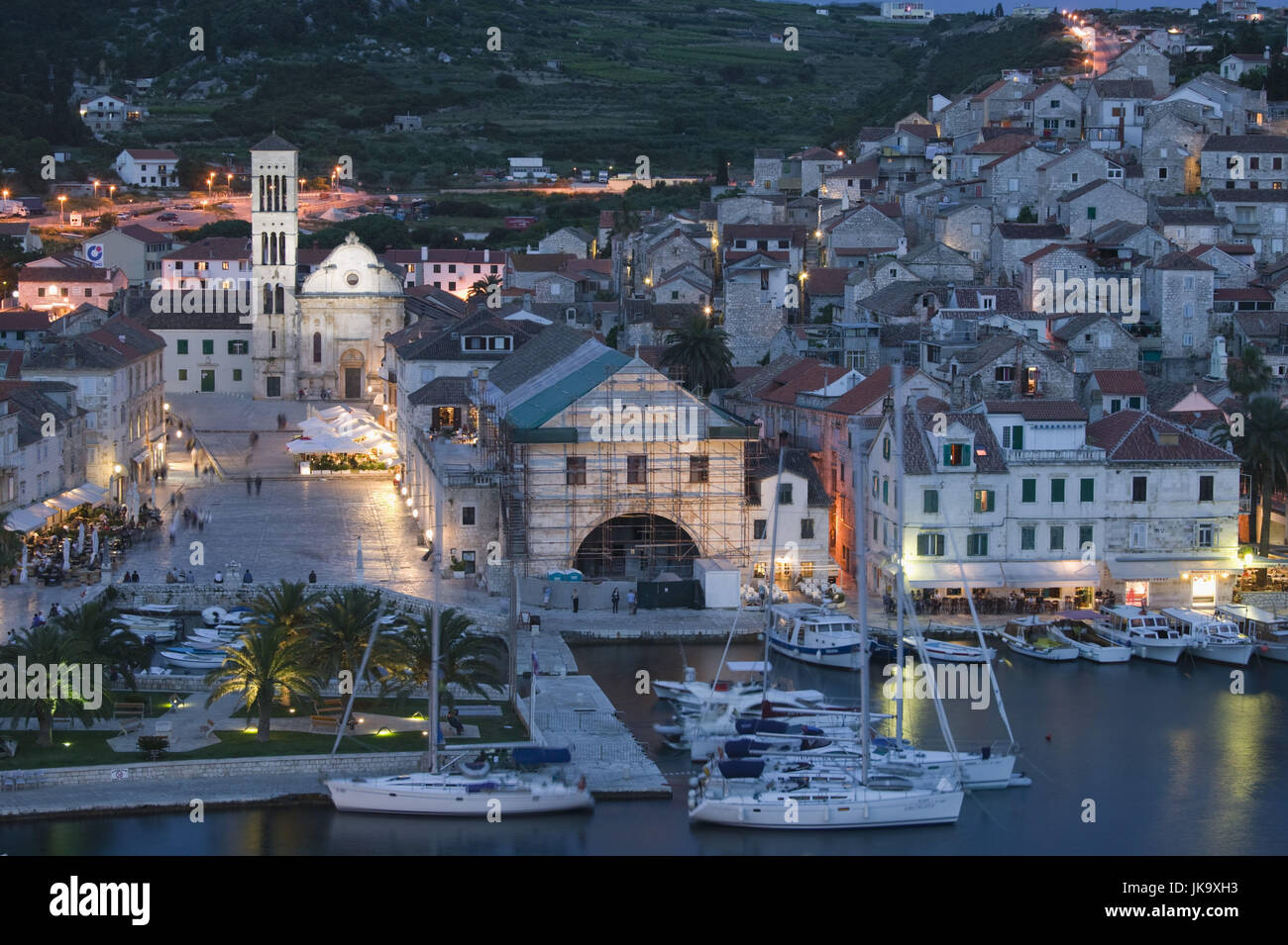 Kroatien, Insel Hvar, Hvar-Stadt, Platz, Kathedrale St. Stjepan, Hafen,  Beleuchtung, Abend Stock Photo - Alamy