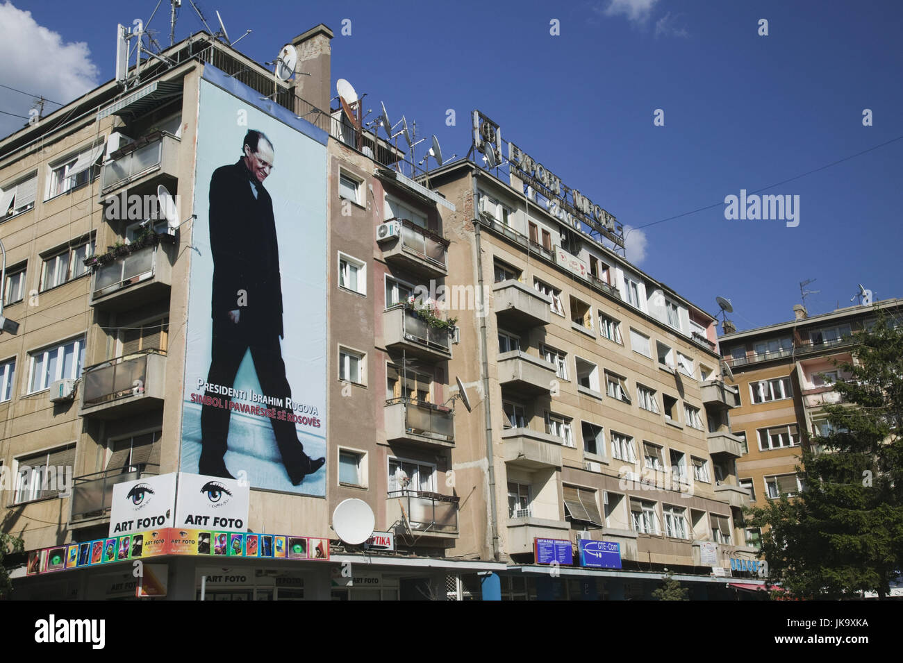 Kosovo, Prishtina, Stadtzentrum, Gebäude, Plakat, Präsident Ibrahim Rugova, 1944-2006, Stock Photo