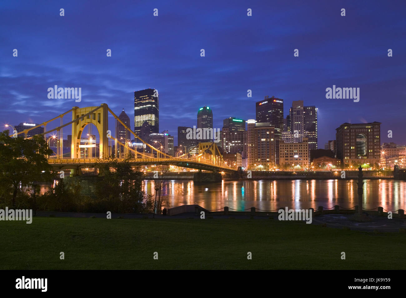 USA, Pennsylvania, Pittsburgh, Stadtansicht,  Downtown, Lichter, Abend,   Nordamerika, Reiseziel, Stadt, Fluss, Ufer, Wiese, Hochhäuser, Gebäude, Architektur, Brücke, Beleuchtung, Himmel, bewölkt, blau, außen, menschenleer, Stock Photo