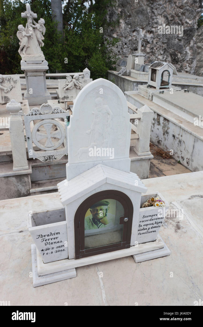 Cuba, Havana, Vedado, Necropolis Cristobal Colon cemetery, grave of Ibrahim Ferrer, one time popular singer of the Buena Vista Social Club Stock Photo