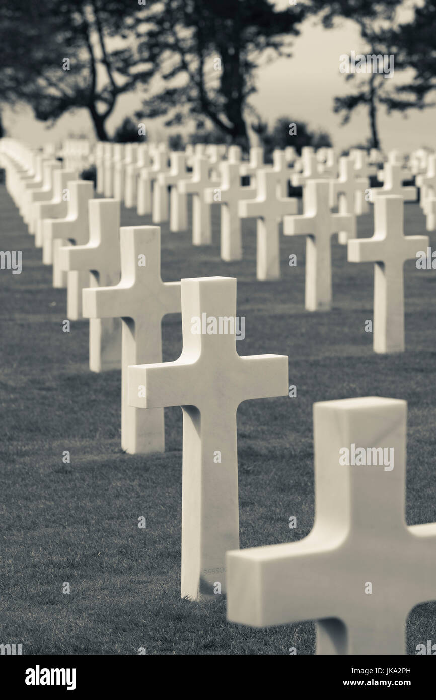 France, Normandy Region, Calvados Department, D-Day Beaches Area, Colleville Sur Mer, Normandy American Cemetary and Memorial, Christian crosses marking the graves of fallen US soldiers Stock Photo