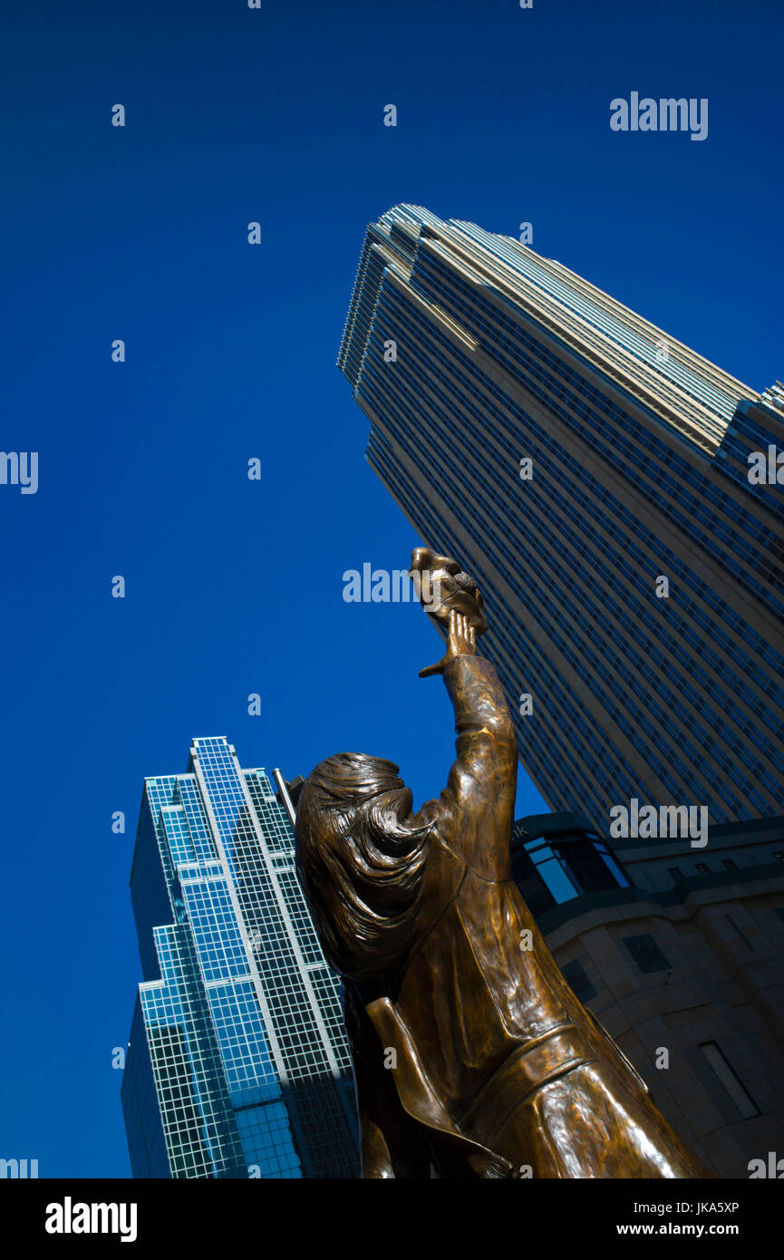 USA, Minnesota, Minneapolis, statue of actress Mary Tyler Moore
