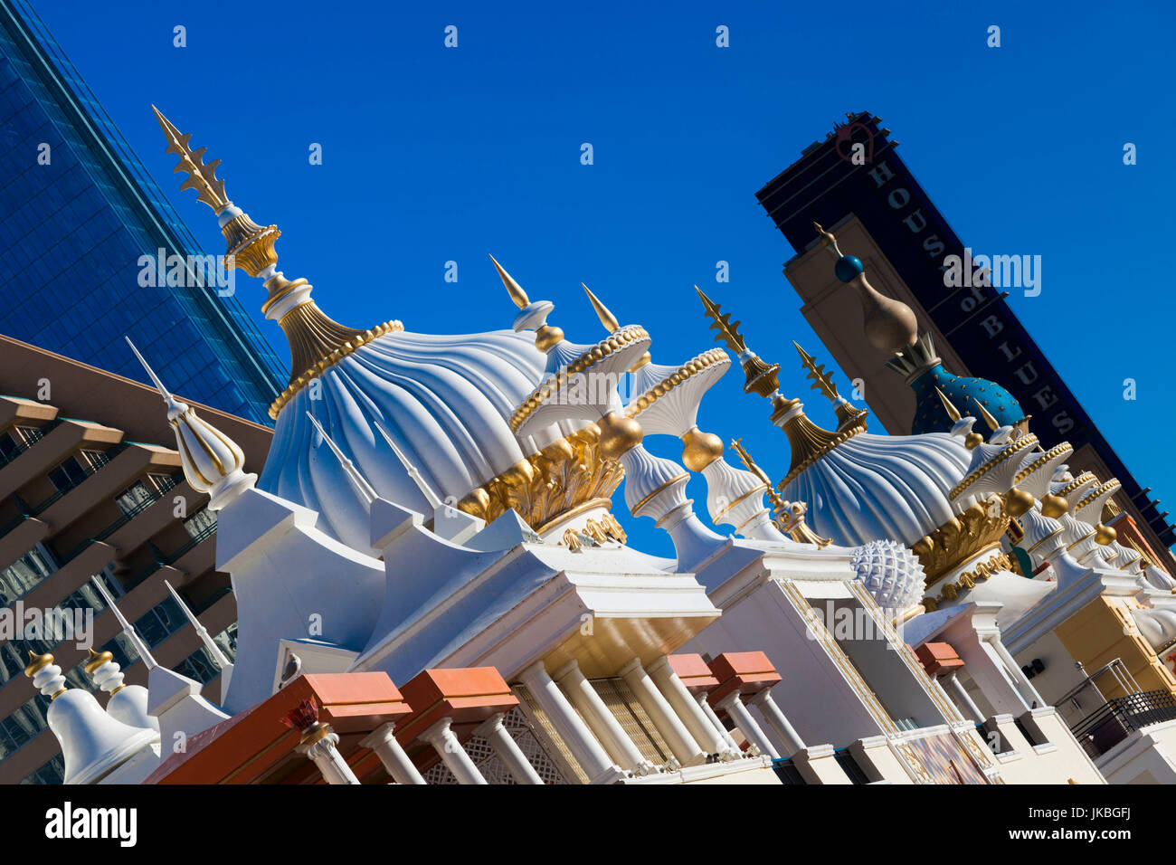 Stephen Tyler and Aerosmith perform at Trump Taj Mahal Hotel & Casino in  Atlantic City, New Jersey on August 8, 2004. (UPI Photo/Laura Cavanaugh  Stock Photo - Alamy