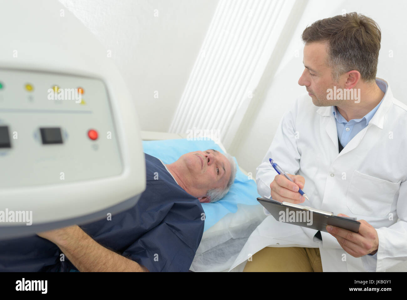 patient and doctor Stock Photo - Alamy