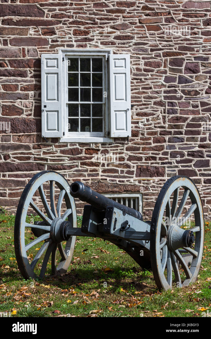 USA, Pennsylvania, Bucks County, Washington Crossing, Washington Crossing Historic Park dedicated to George Washington's crossing of the Delaware River and capturing Trenton NJ in 1776 during the American Revolution, cannon Stock Photo