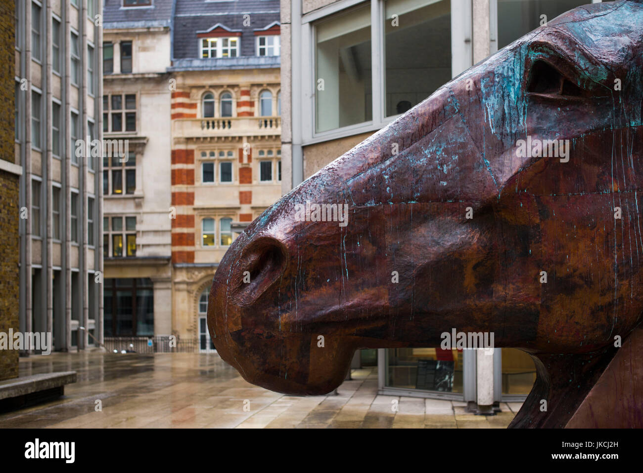England, London, St. James, Economist Plaza, sculpture of horse head by Nic Fiddian Green Stock Photo