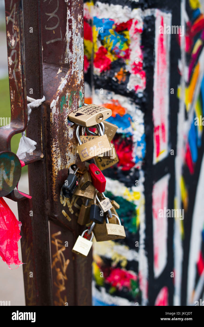 Germany, Berlin, Friendrichshain, East Side Gallery, murals on the Berlin Wall and love locks on gate Stock Photo