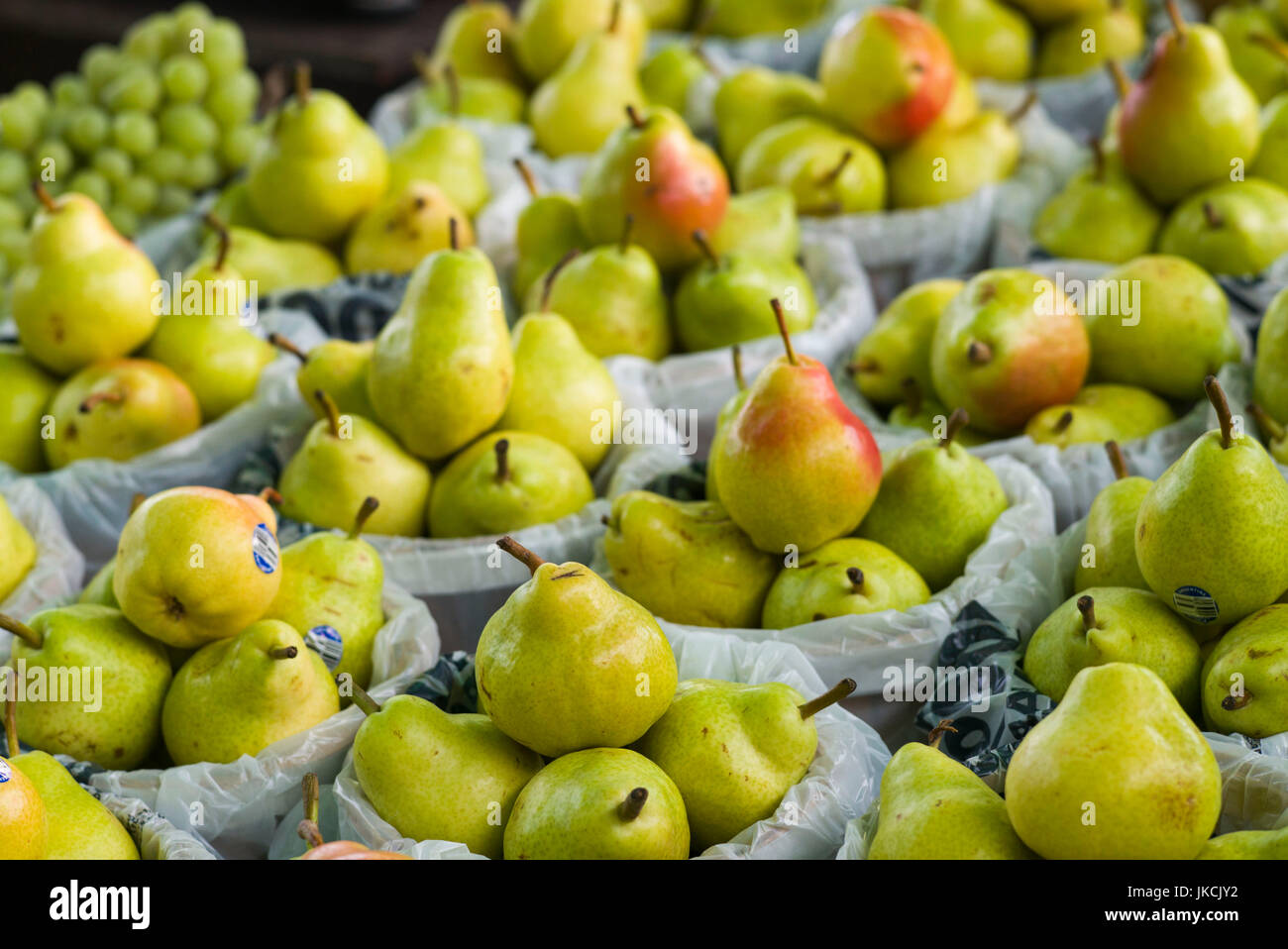 Canada, Quebec, Montreal, Marche Jean Talon market, pears Stock Photo