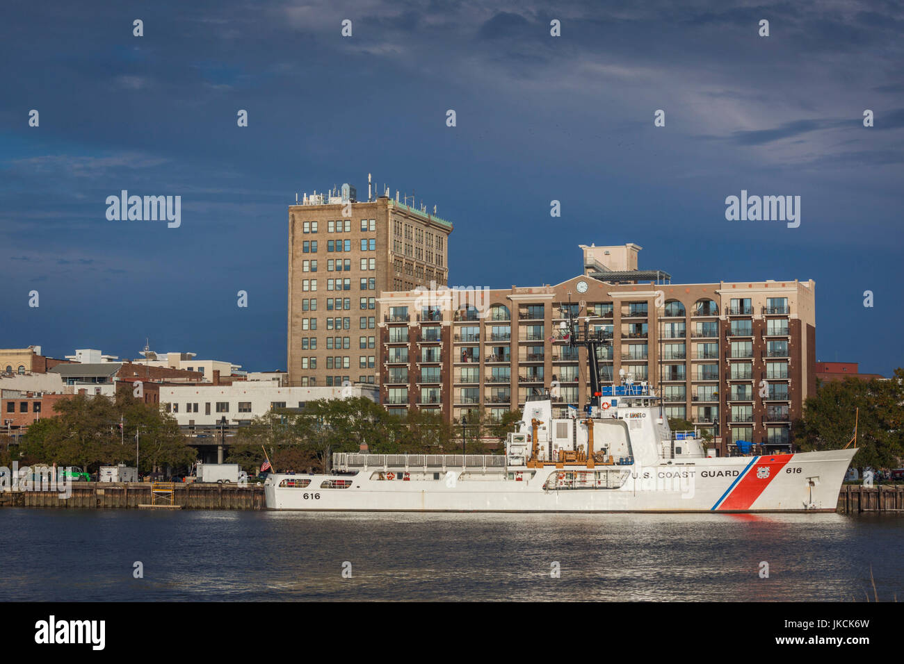 USA, North Carolina, Wilmington, waterfront view along the Cape Fear