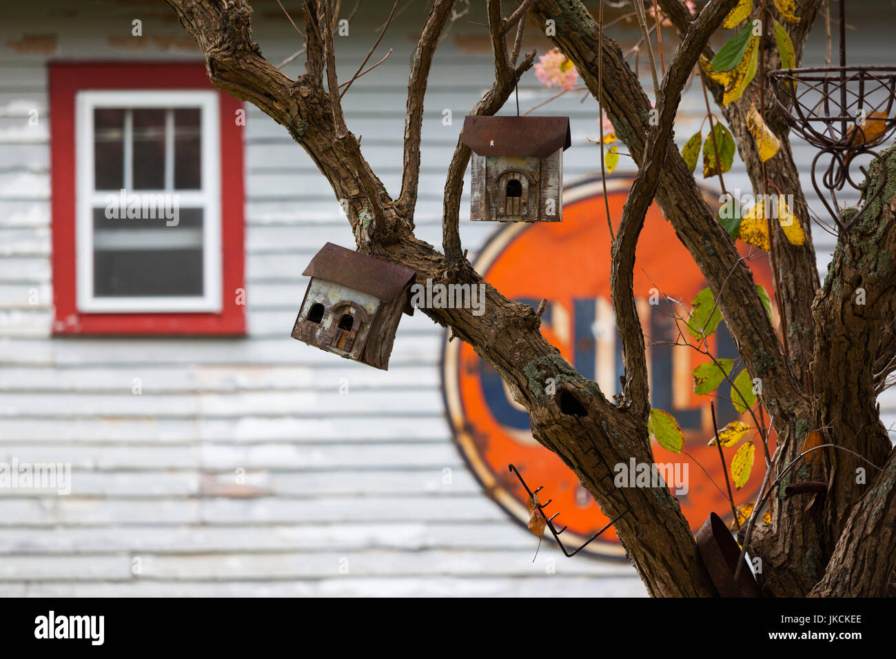 USA, North Carolina, Linville, antique Gulf sign with birdhouses Stock